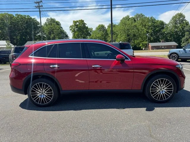 Used 2024  Mercedes-Benz GLC 300 image 11