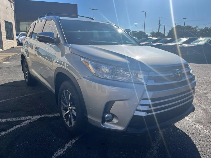 Used 2019 Silver Toyota XLE image 3