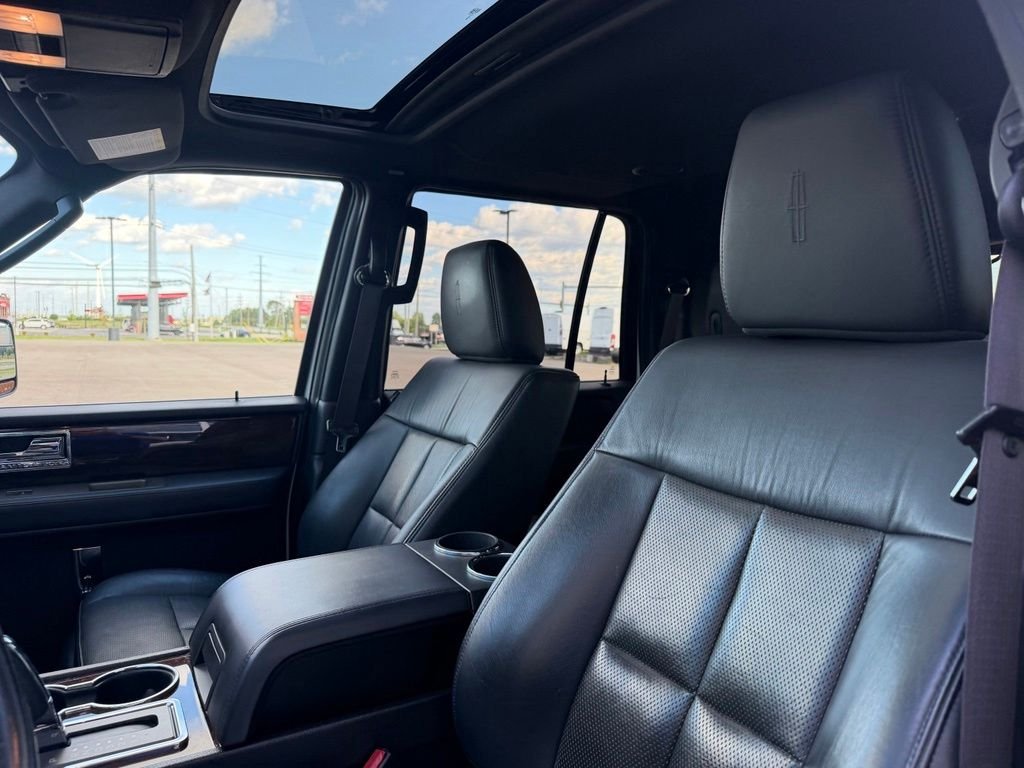 Used 2014 White Lincoln Base image 15