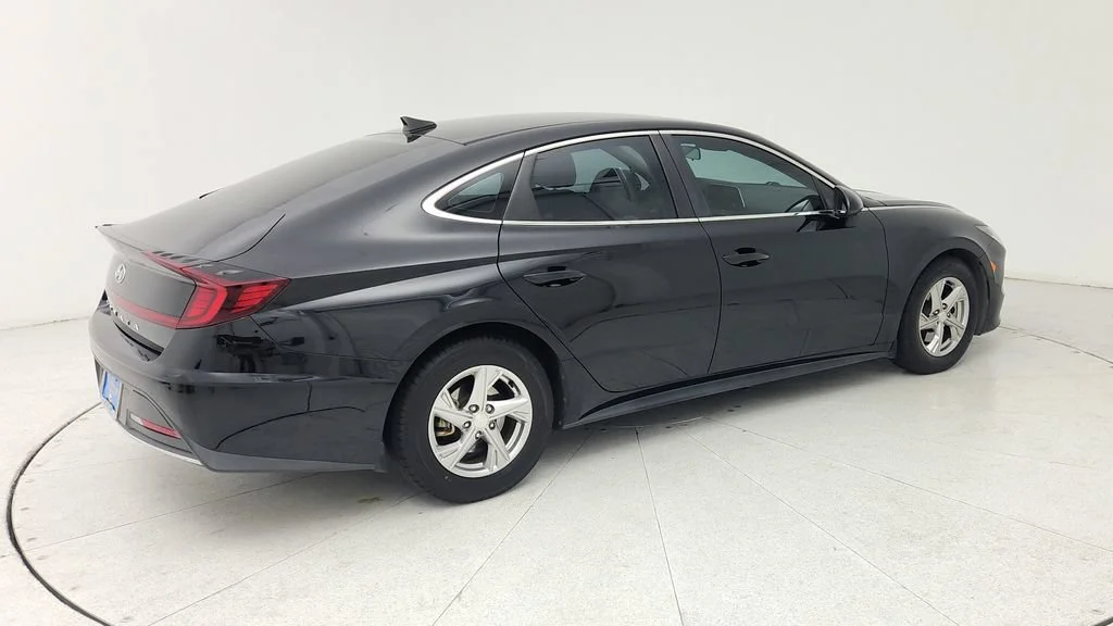 Used 2021 Black Hyundai SE image 7