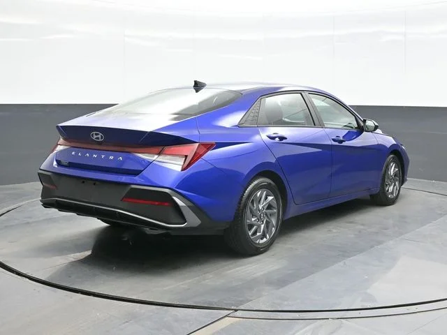 Used 2024 Blue Hyundai SEL image 9
