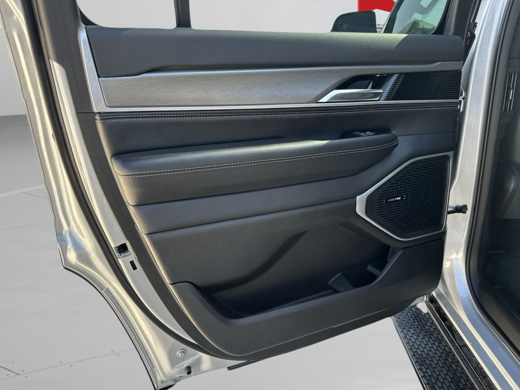 New 2026 Silver-Zynith Exterior Paint Jeep Upland image 25