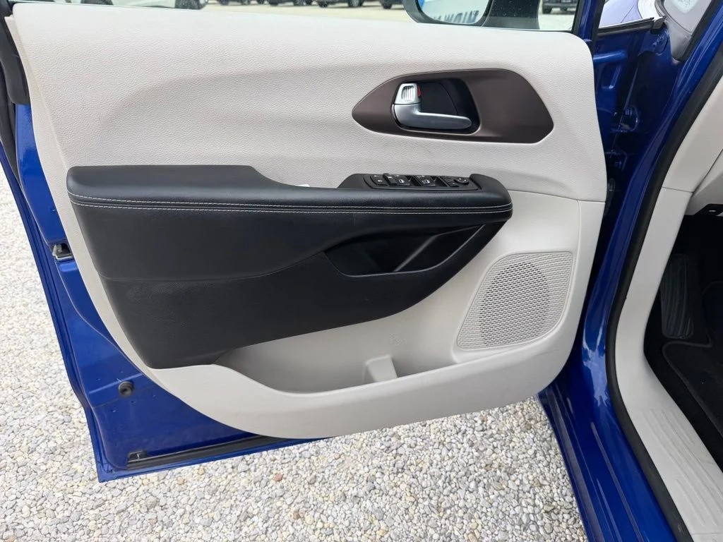 Used 2021 Blue Chrysler LX image 9