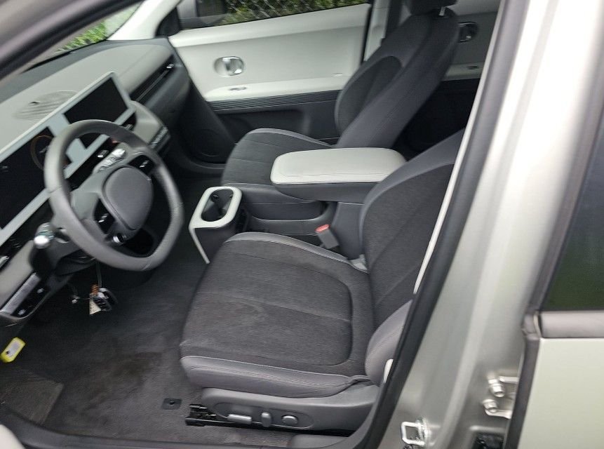 Used 2024 Gold Hyundai SEL image 6