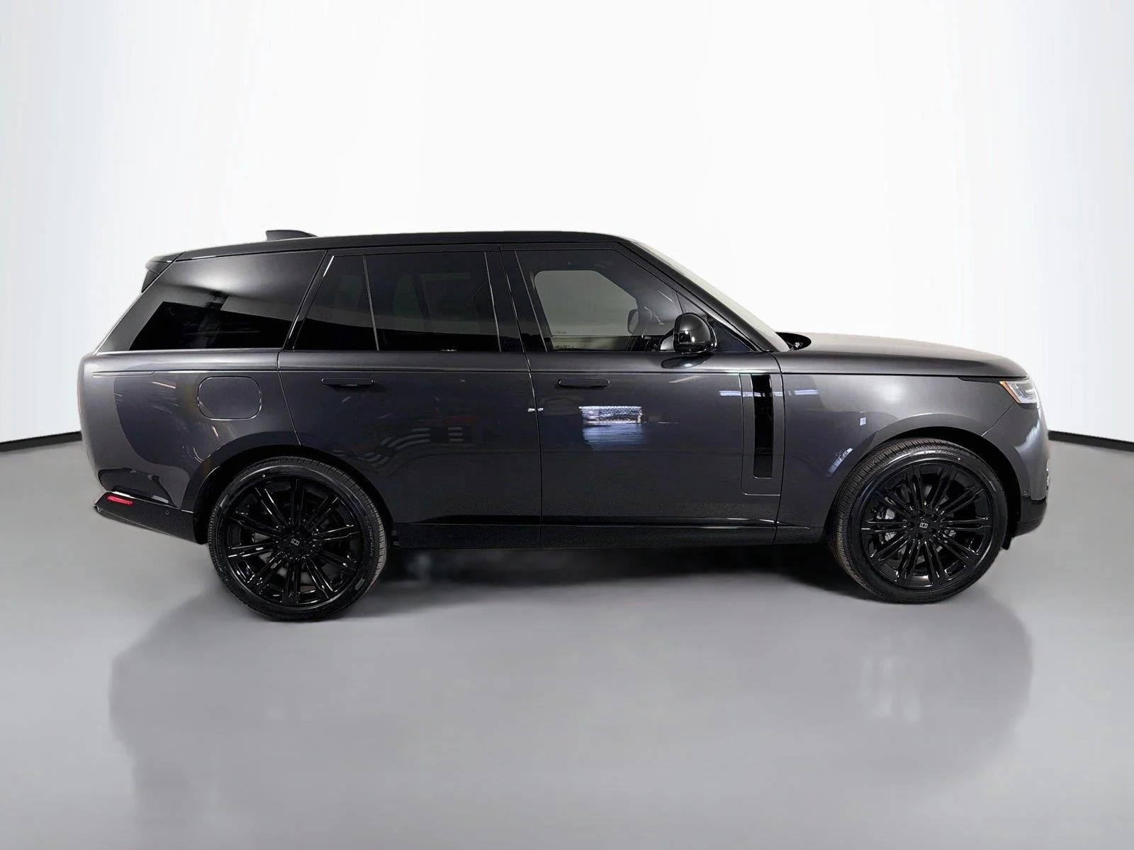 New 2027 Carpathian Grey Land Rover SE image 4