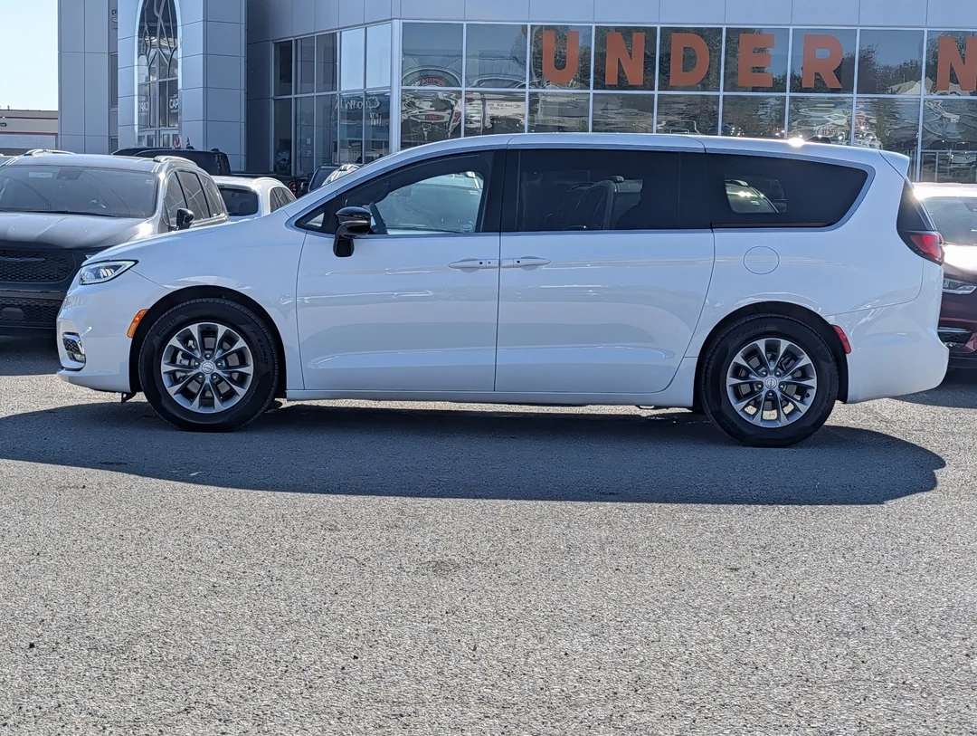 Used 2026 White Chrysler Limited - Nappa Leather - Heated Wheel - Remote Start - Panoramic Sunroof & More image 5