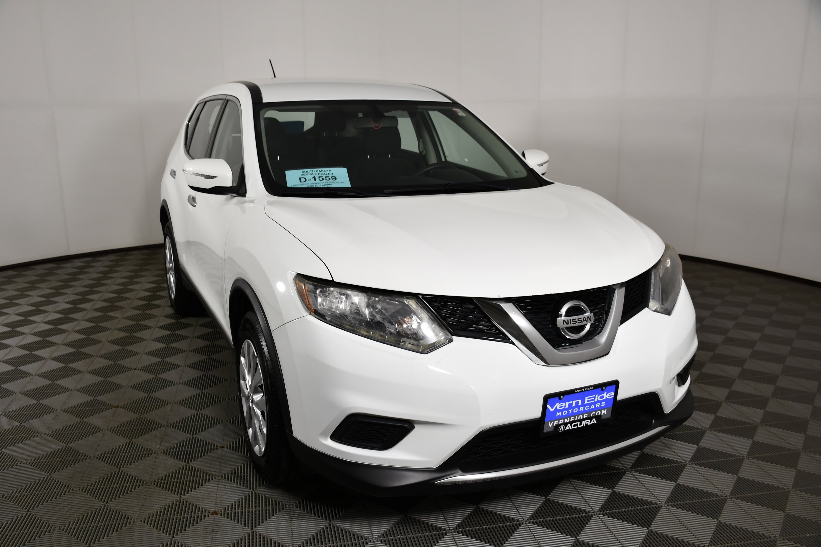 Used 2015 Glacier White Nissan S image 3