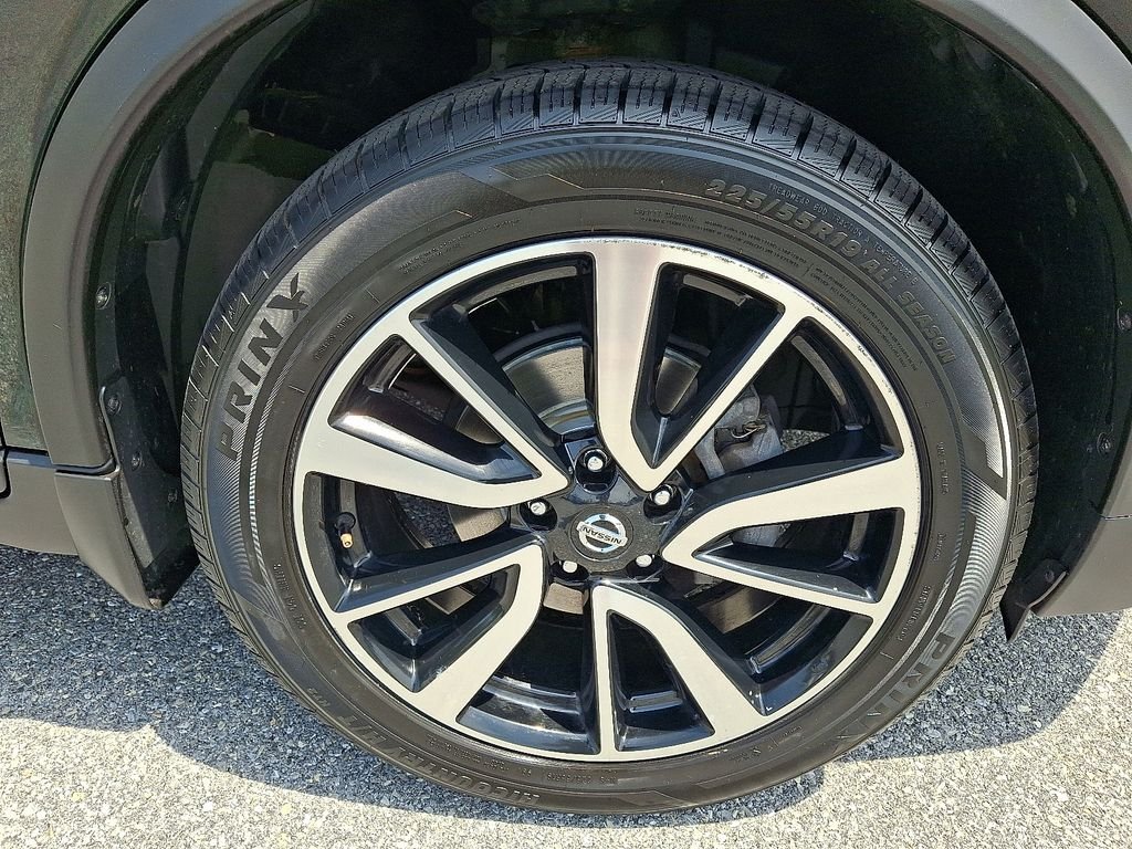 Used 2019 Green Nissan SL image 9