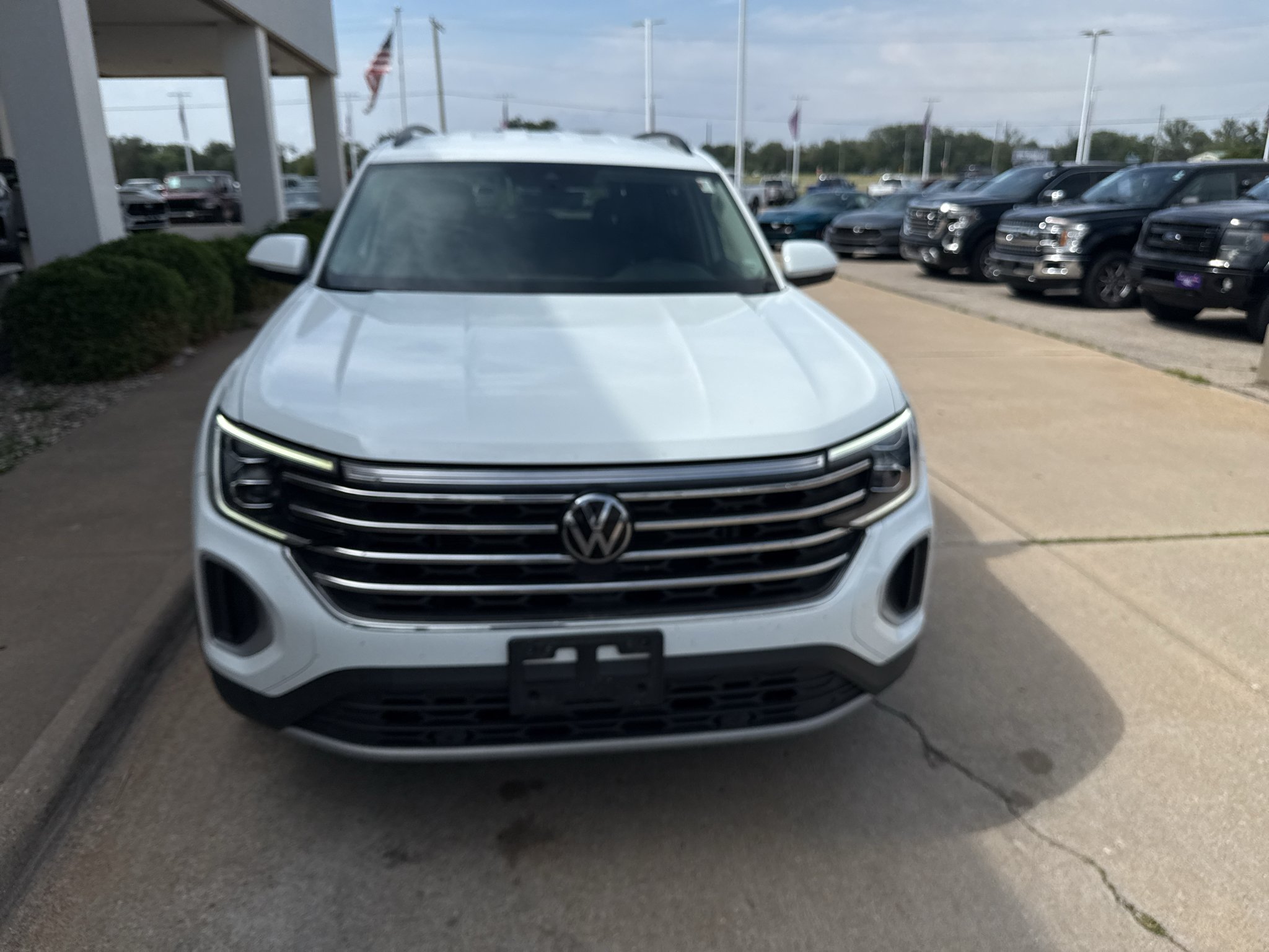 Used 2025 Pure White Volkswagen 2.0T SE w/Technology image 3