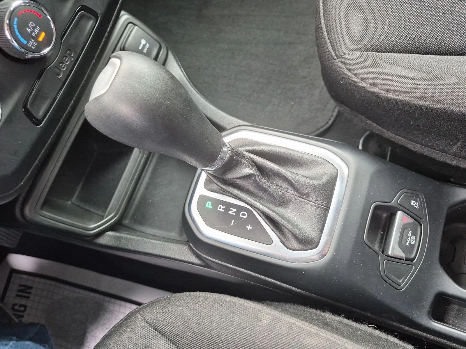 Used 2018 Glacier Metallic Jeep Sport image 27