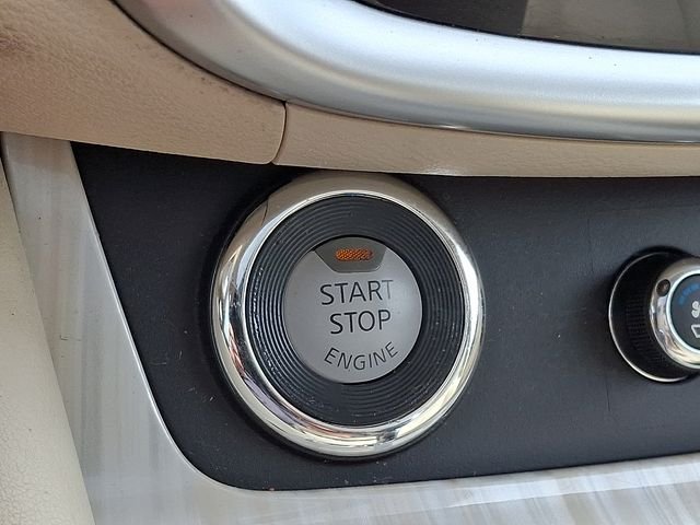Used 2016 Red Nissan Platinum image 25
