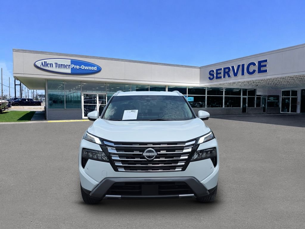 Used 2024 Everest White Pearl Nissan SL image 3