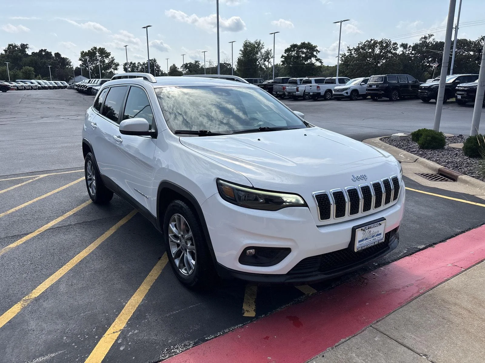 Used 2021 Bright White Clearcoat Jeep Latitude Lux image 3