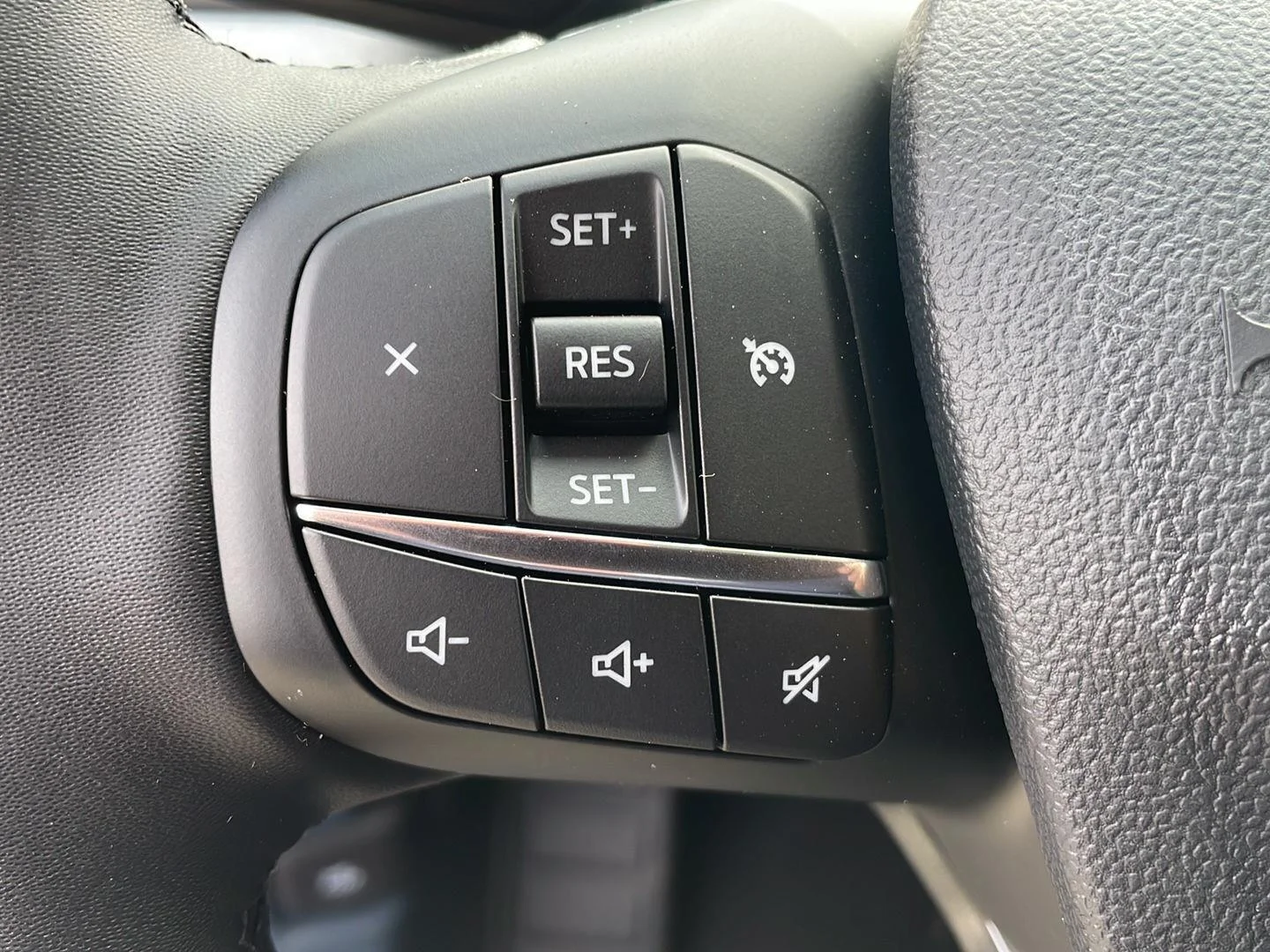 New 2026 Carbonized Gray Metallic Ford XLT image 14