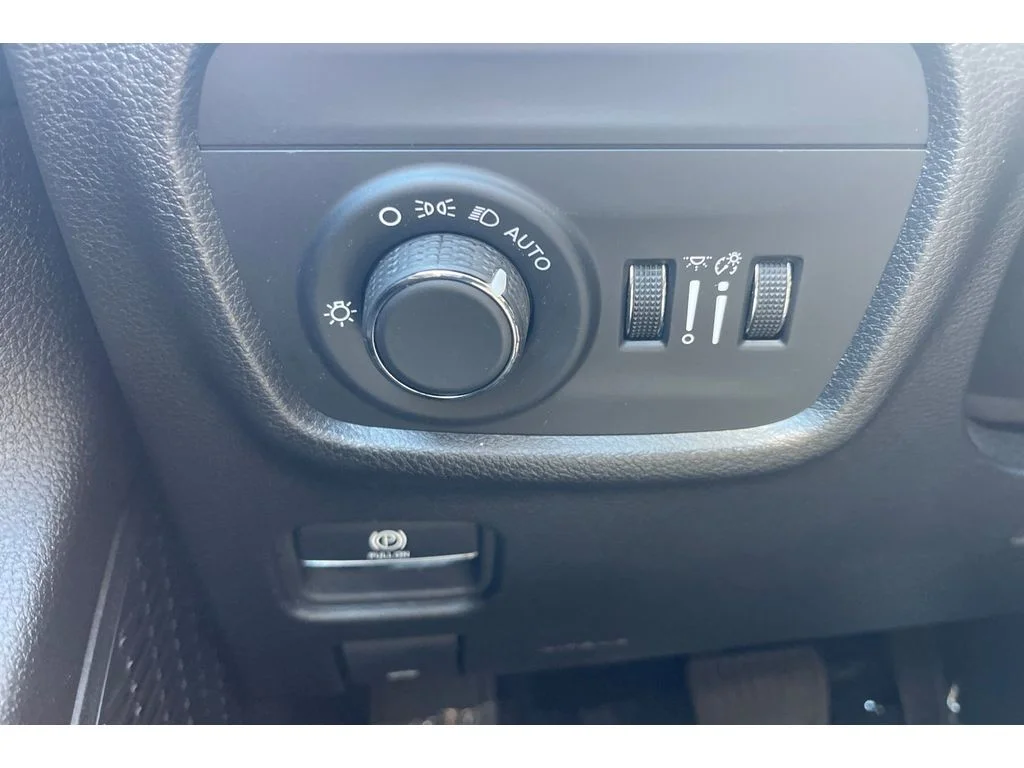 Used 2024 BRIGHT WHITE CLEARCOAT Jeep Laredo image 39