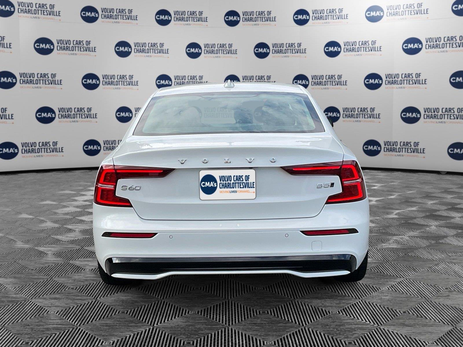 Used 2023 Crystal White Metallic Volvo Plus Dark Theme image 4