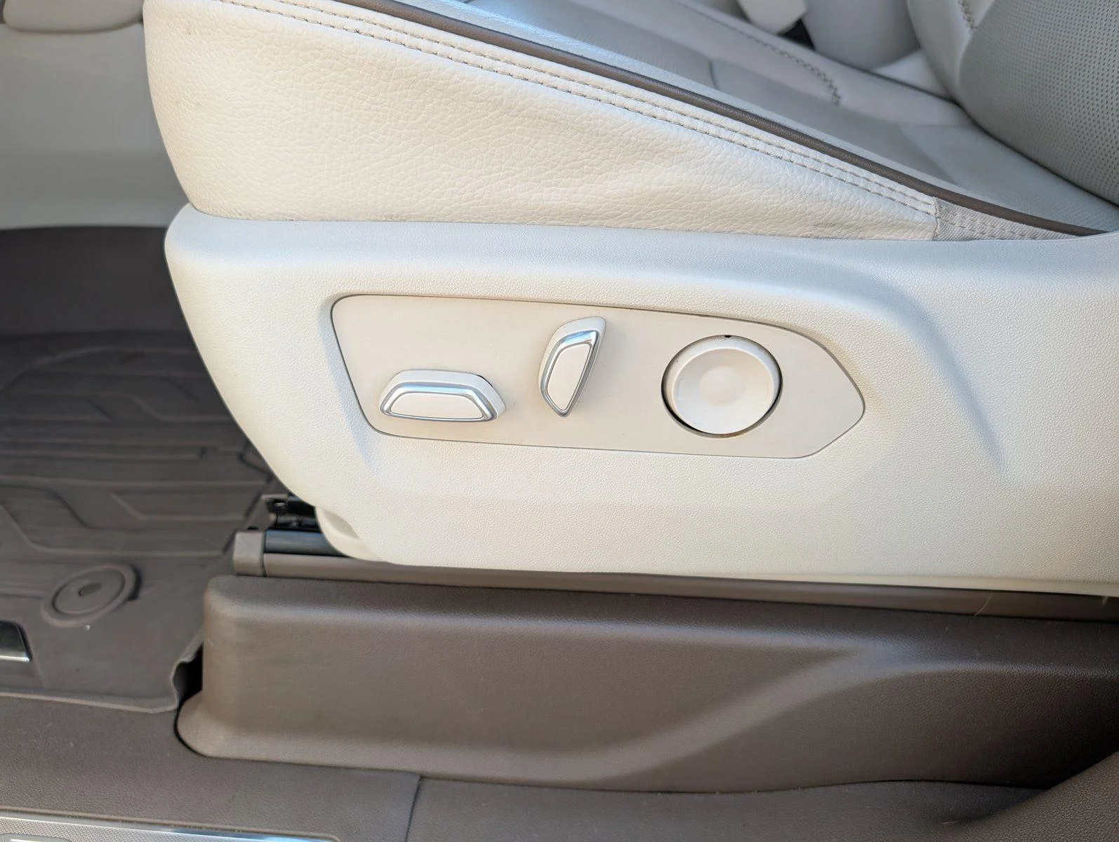 Used 2022 White Frost Tricoat GMC Denali image 14