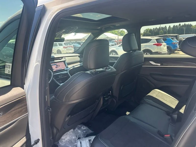 New 2026 Bright White Clear-Coat Exterior Paint Jeep Altitude image 16