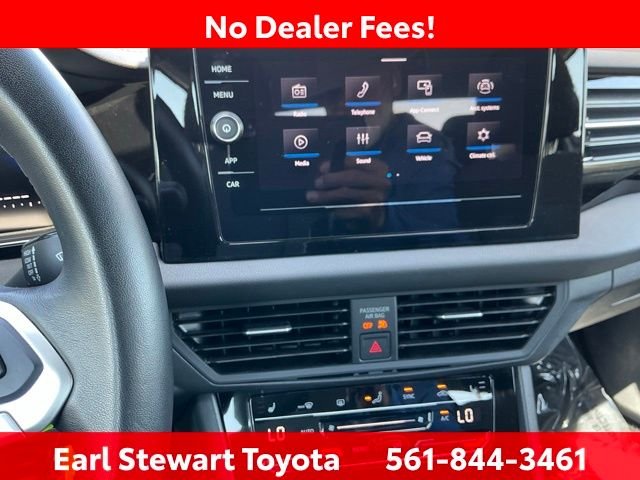 Used 2025 White Volkswagen 1.5T Sport image 33