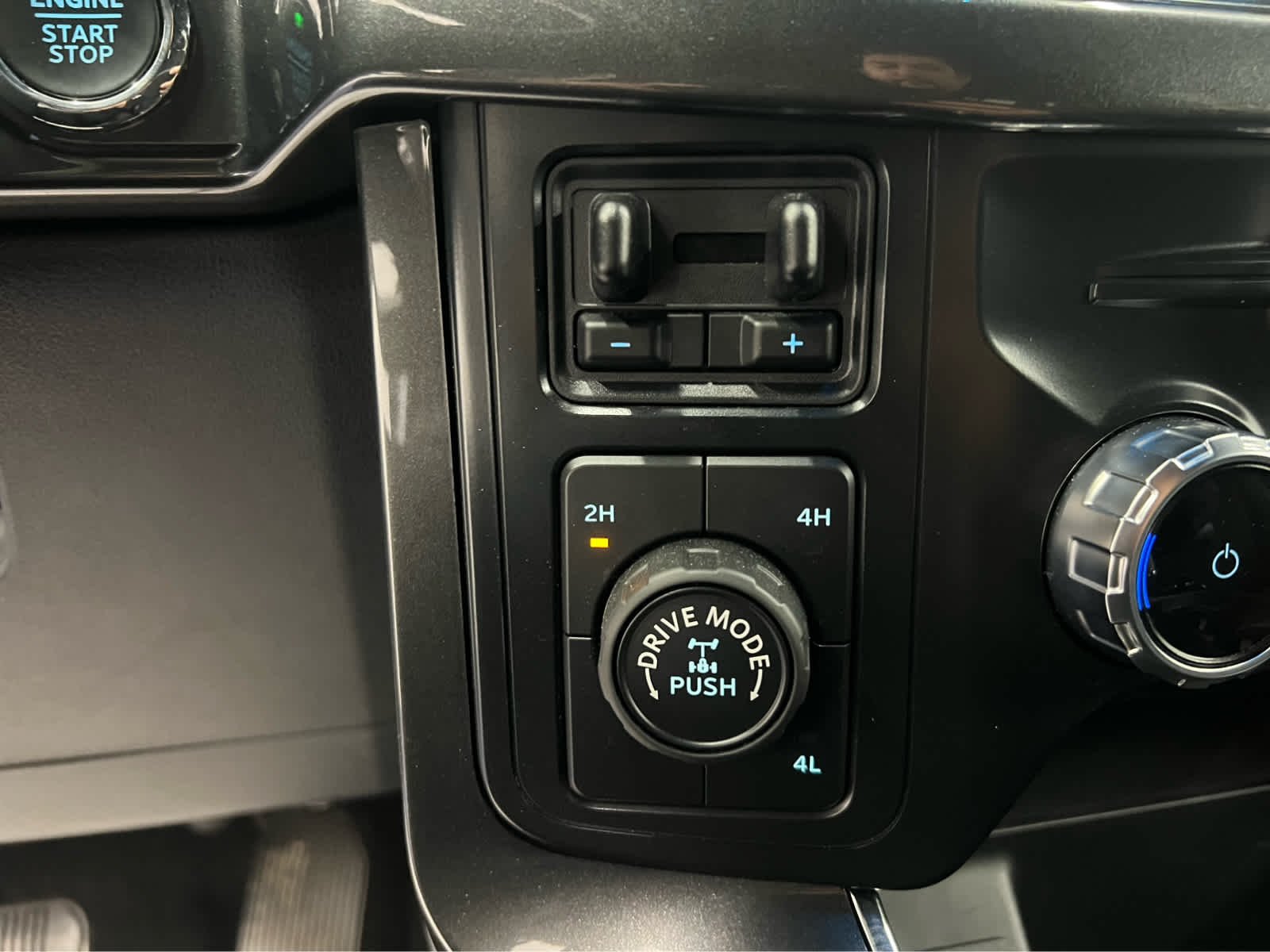 Used 2022 Space White Metallic Ford XLT image 24