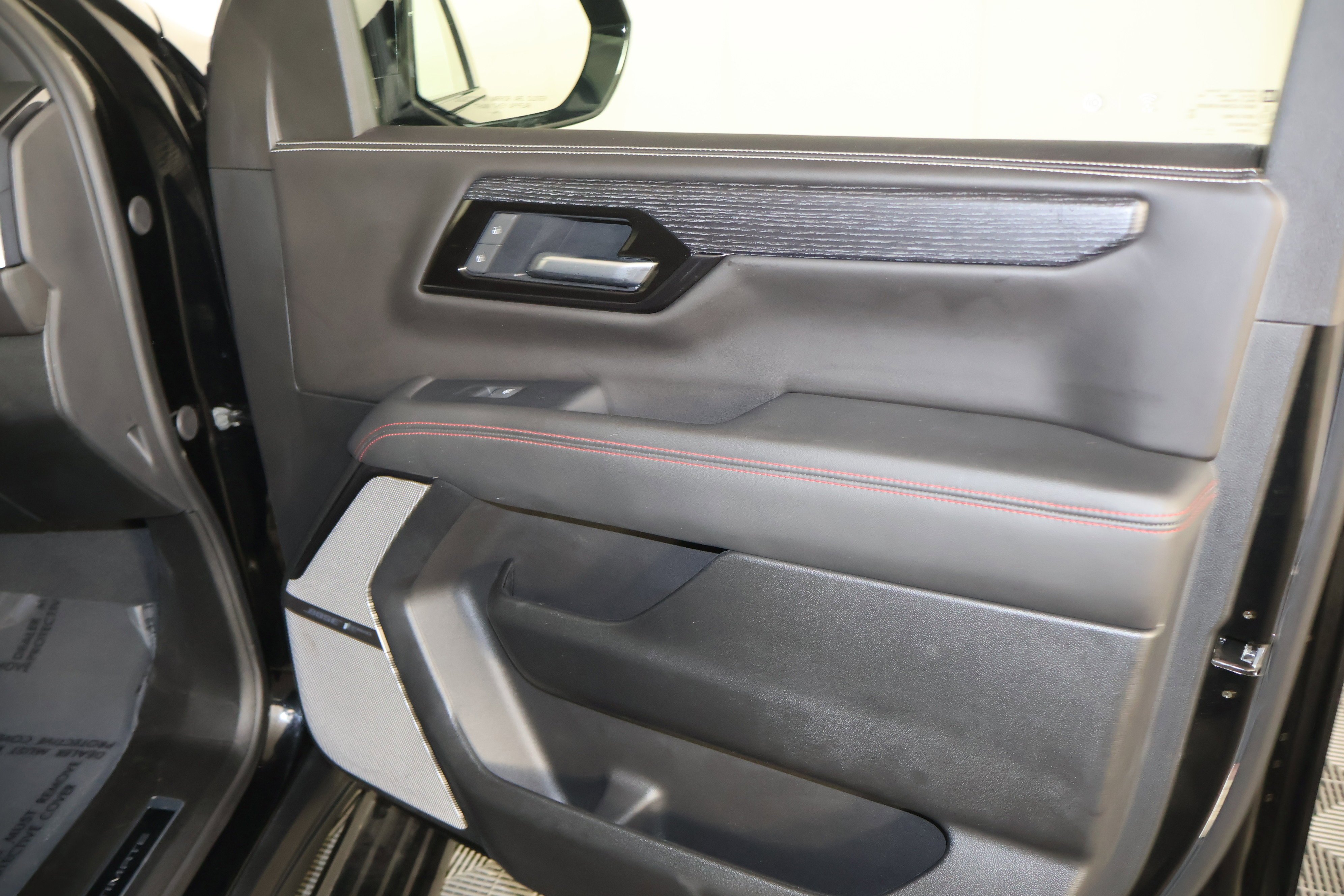 2025 GMC Yukon AT4 Ultimate - Photo 45