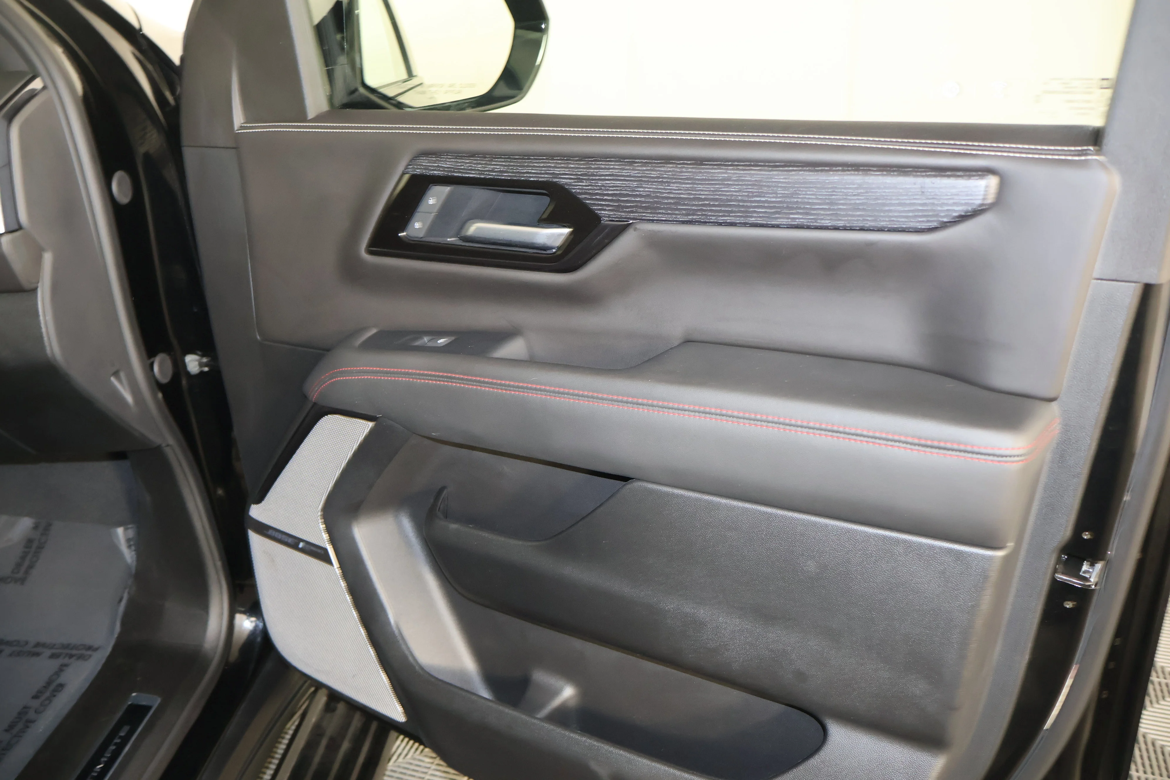 2025 GMC Yukon AT4 Ultimate - Photo 45