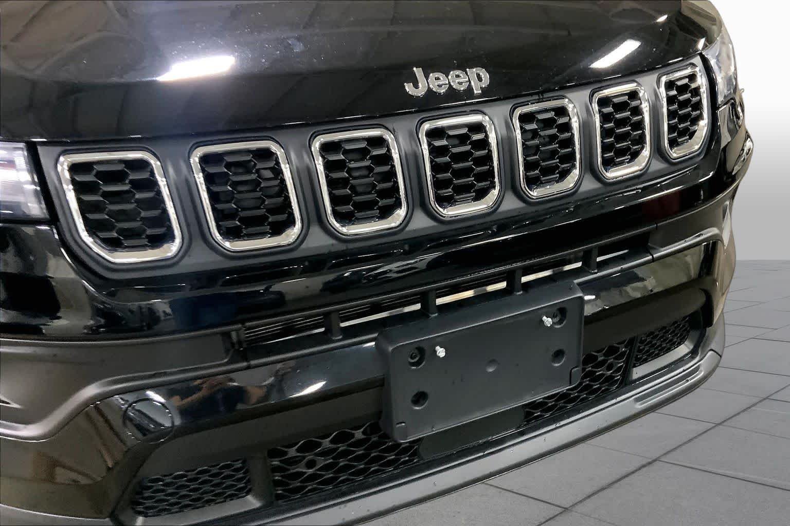Used 2024 Diamond Black Crystal Pearlcoat Jeep Latitude Lux image 29