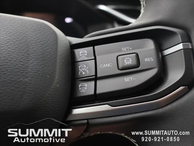 New 2026 Diamond Black Crystal Pearl-Coat Exterior Paint Jeep Limited image 14