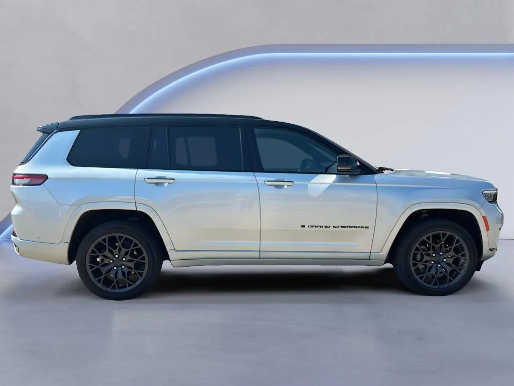 Used 2023 Black Clearcoat Jeep Summit Reserve image 7