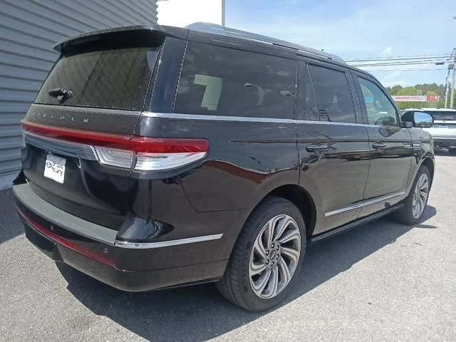 Used 2024 Black Lincoln Reserve image 3