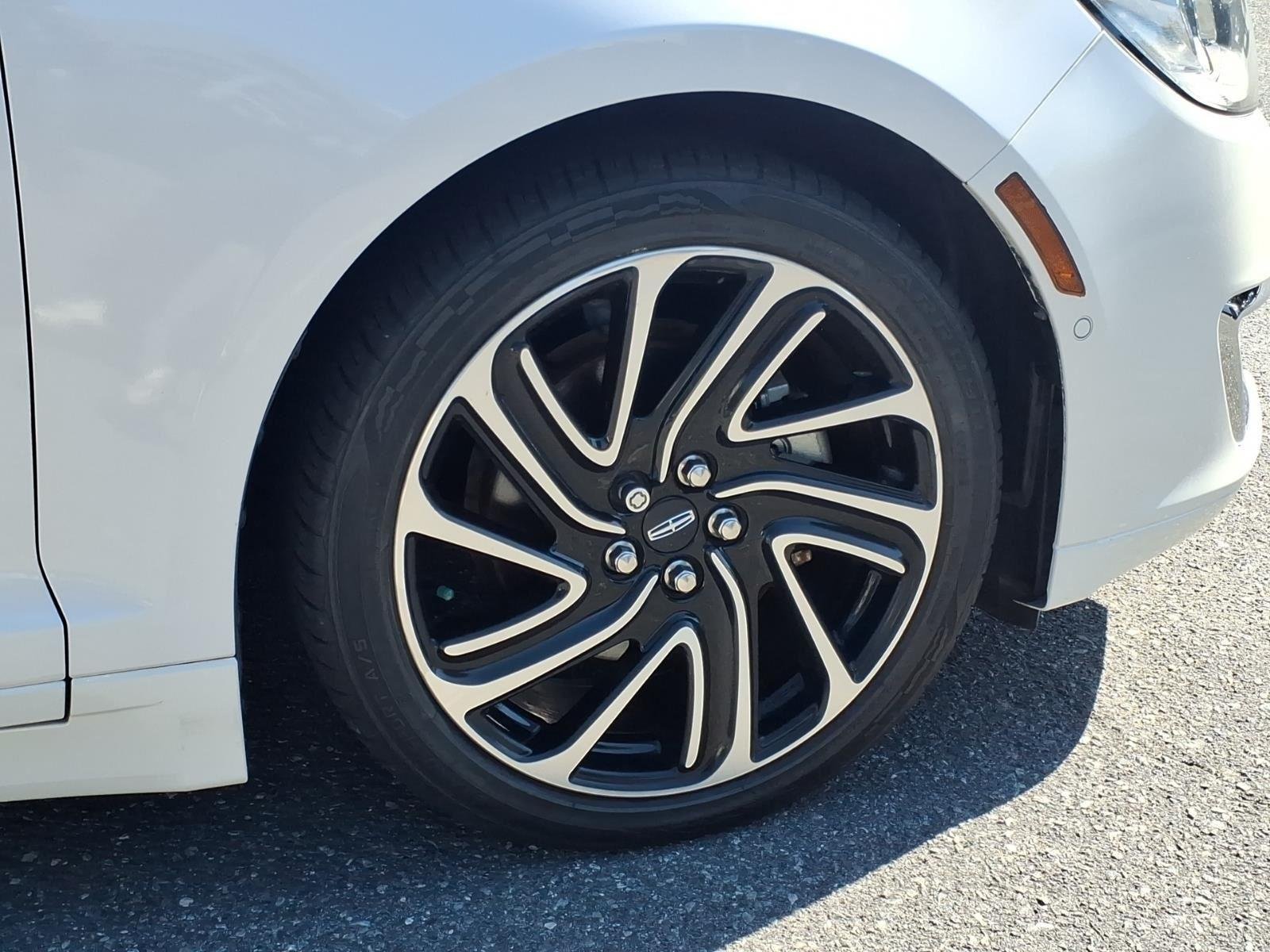 Used 2020 White Platinum Metallic Tri-Coat Lincoln Reserve image 12