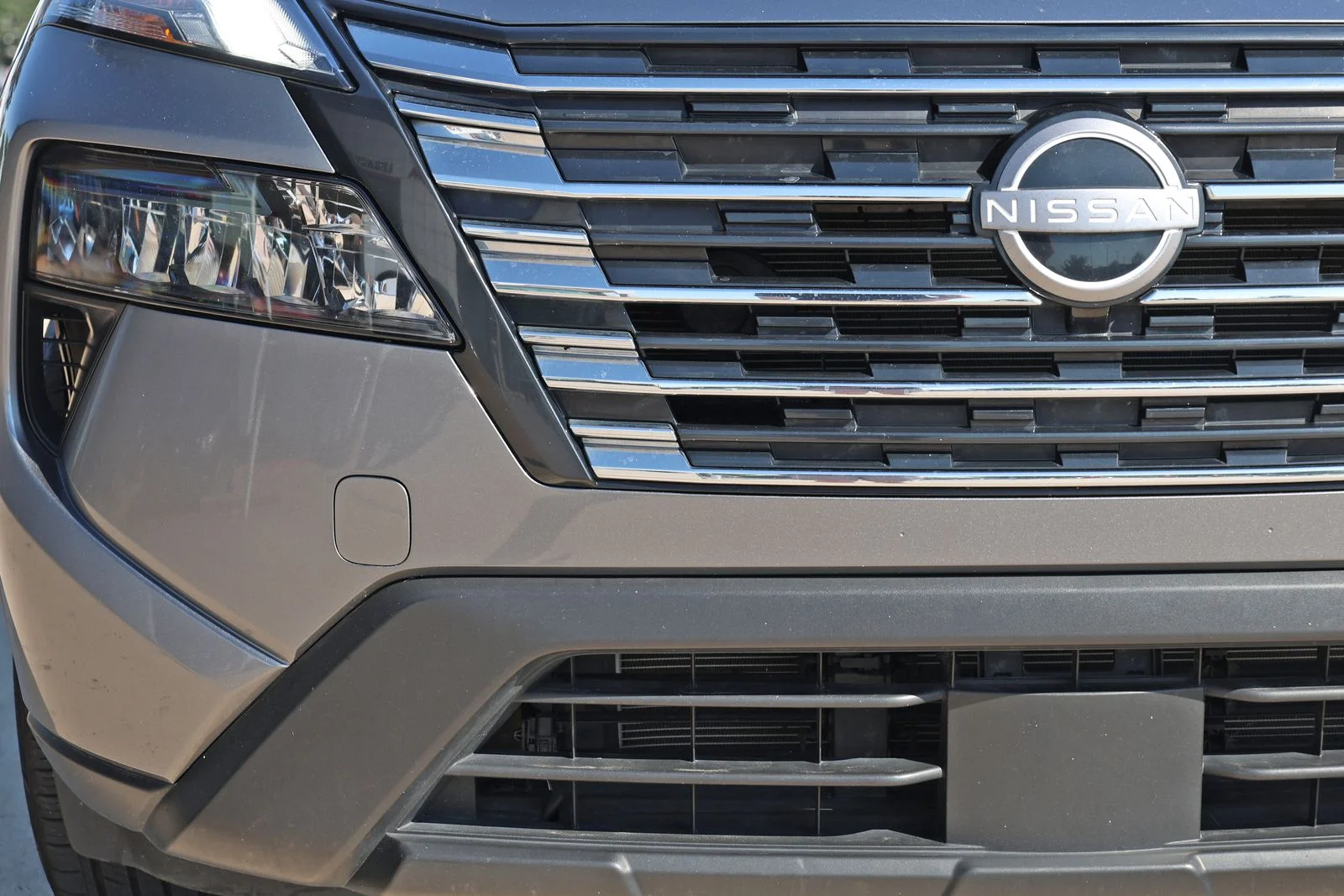 Used 2024 Gray Nissan SV image 9