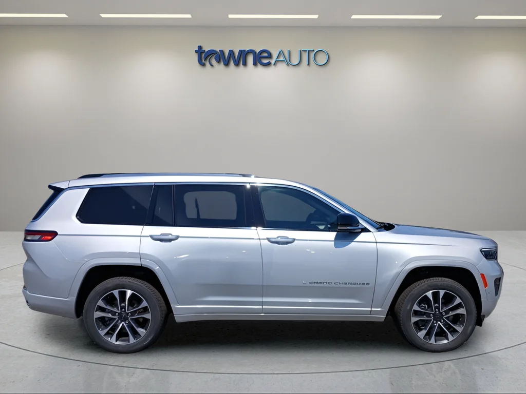 Used 2023 Silver Jeep Overland image 6