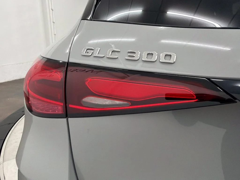 New 2027 White Mercedes-Benz GLC 300 image 11