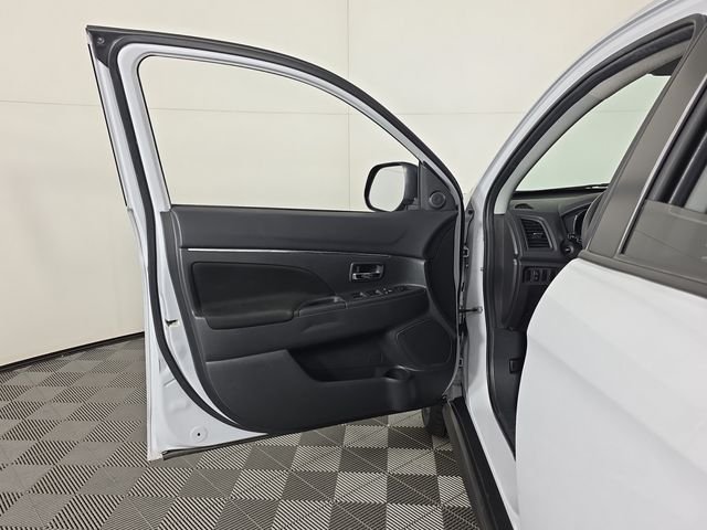Used 2024  Mitsubishi 2.0 ES image 22