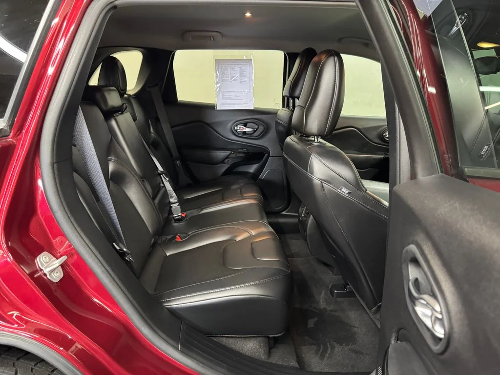 Used 2021 Red Jeep Altitude image 28
