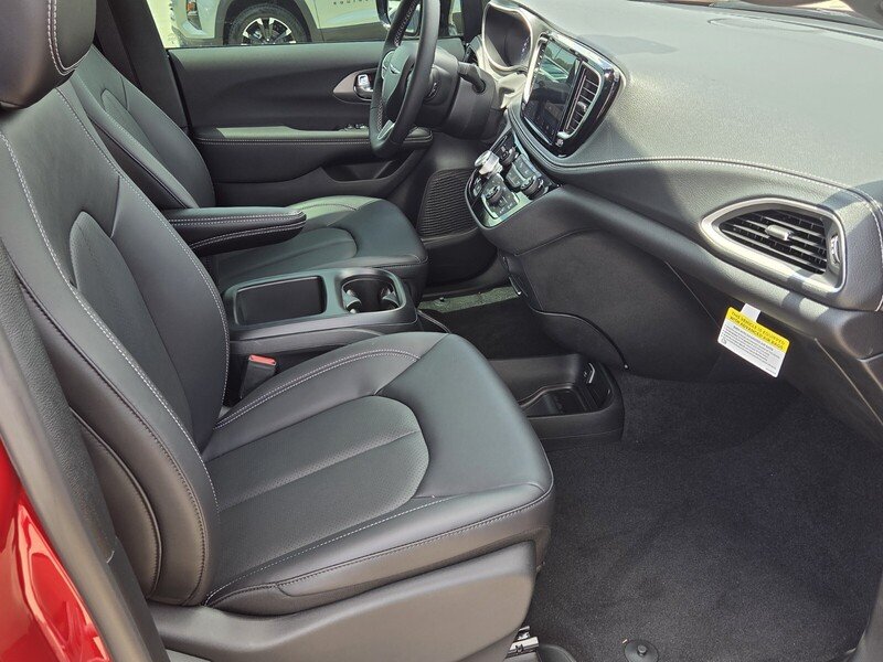 2026 Chrysler Pacifica Select - Photo 15