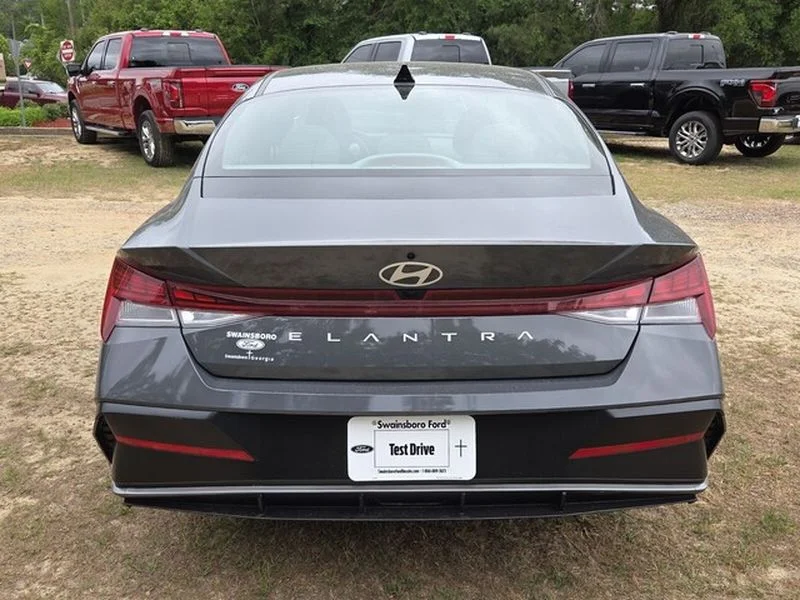 Used 2025 Gray Hyundai SEL Convenience image 12