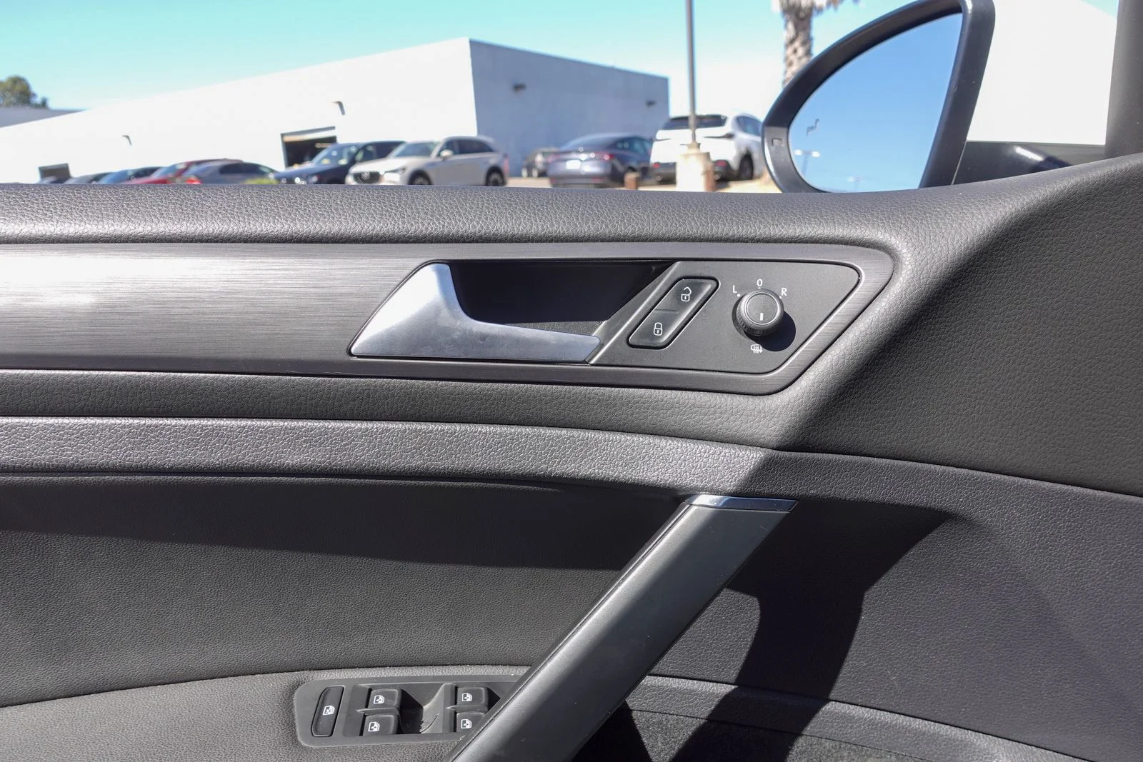 Used 2019 Pure White Volkswagen SE image 15
