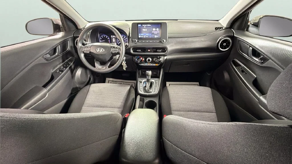Used 2022 Silver Hyundai SE image 32