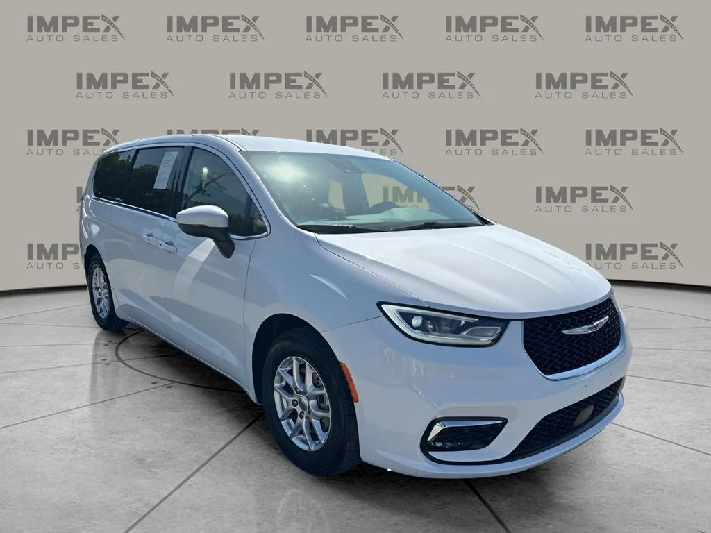 Used 2023 White Chrysler Touring L image 7