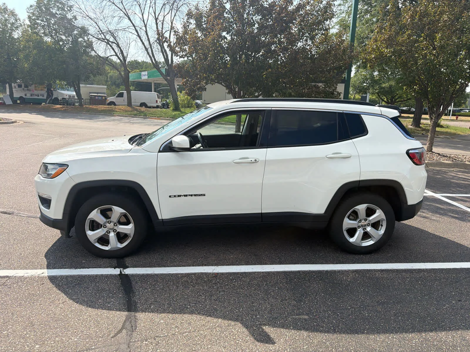 Used 2018 White Clearcoat Jeep Latitude image 3