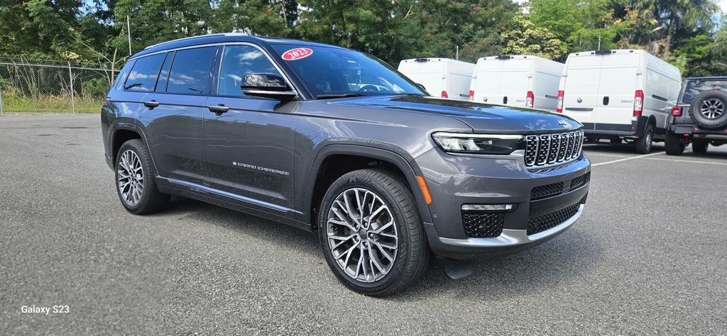 Used 2023 Gray Jeep Summit image 2