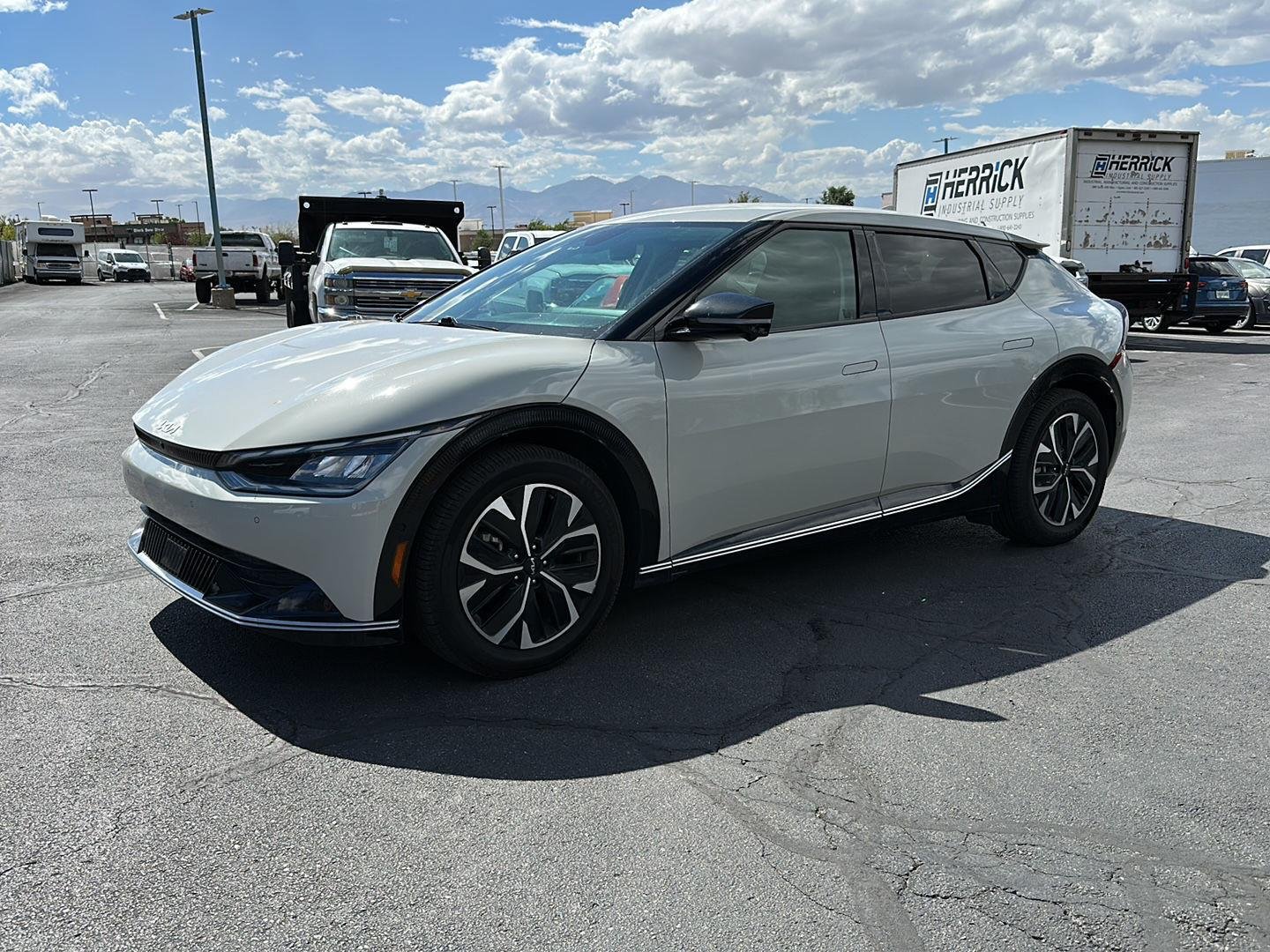 Used 2022 White Kia Wind image 2
