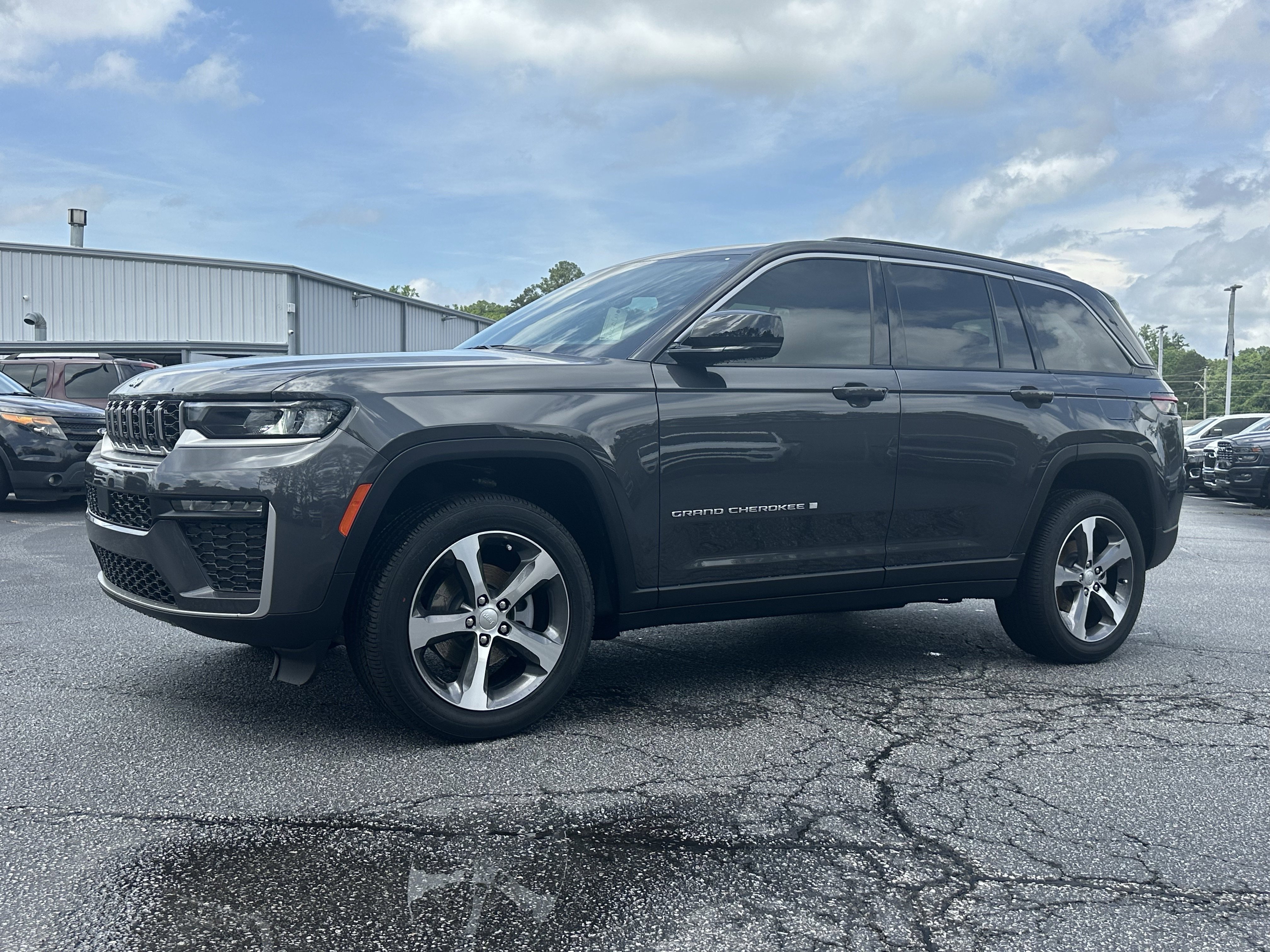 New 2026 Baltic Gray Metallic Clear-Coat Exterior Paint Jeep Limited image 4