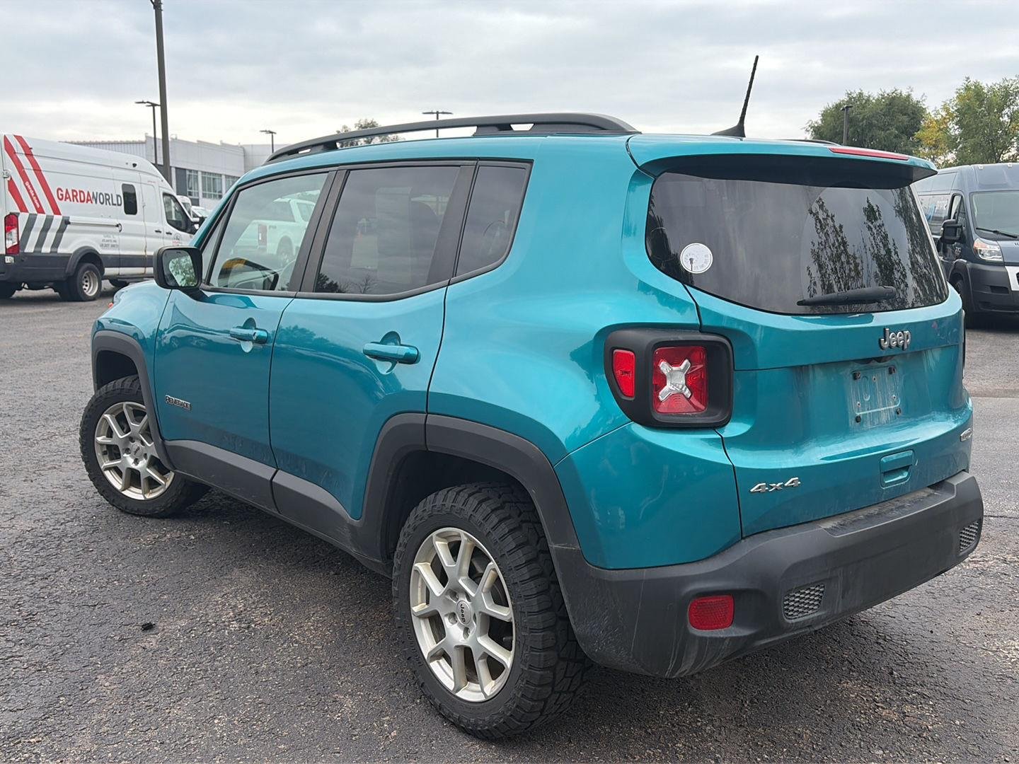 Used 2022 Bikini Metallic Clearcoat Jeep Latitude image 3