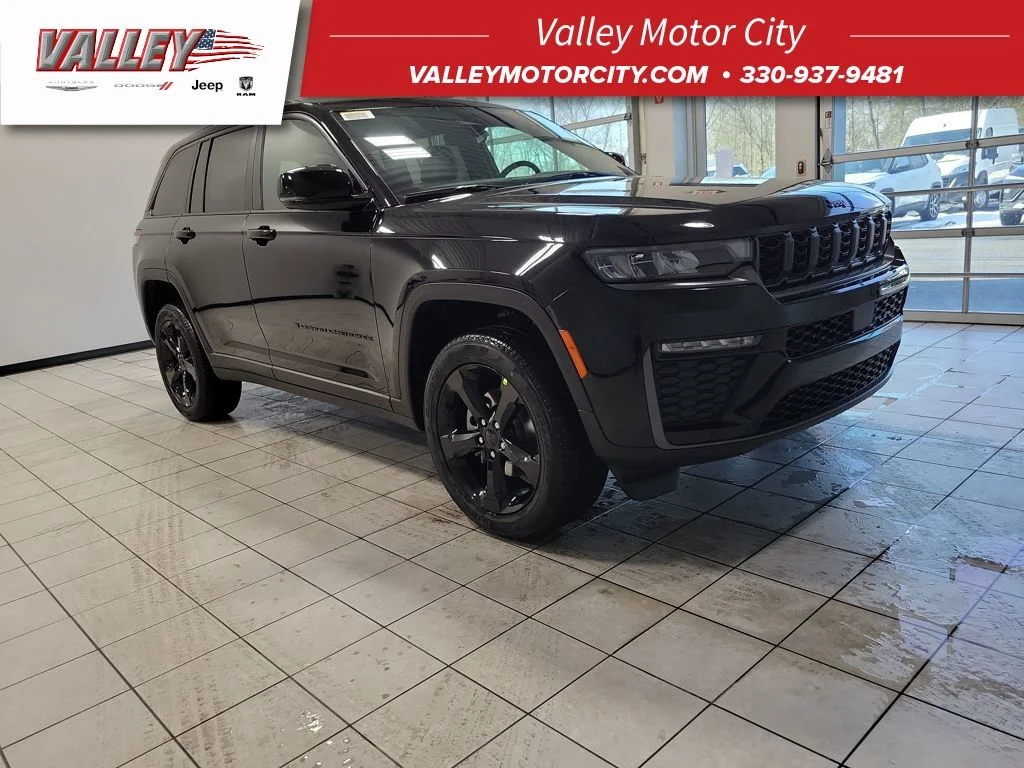 New 2026 Diamond Black Crystal Pearl-Coat Exterior Paint Jeep Limited image 1