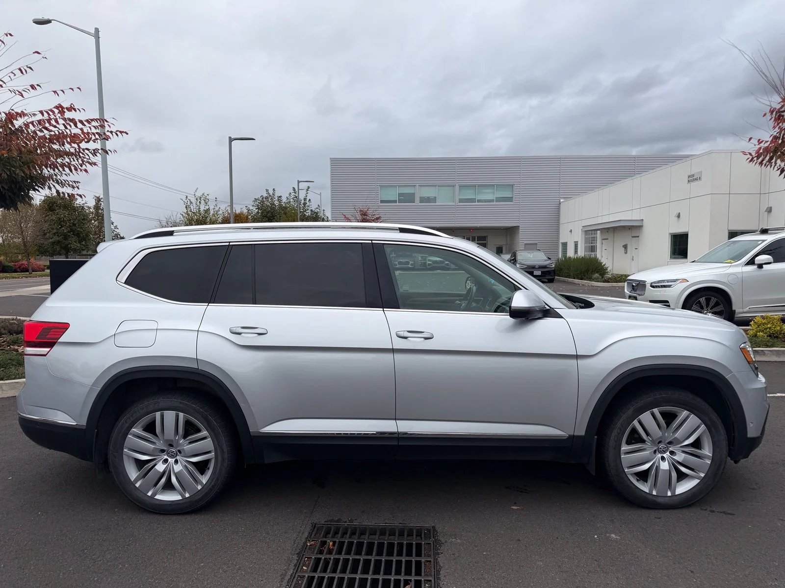 Used 2018 Silver Volkswagen SEL Premium image 6