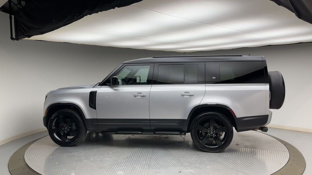 Used 2024 Hakuba Silver Metallic Land Rover S image 5