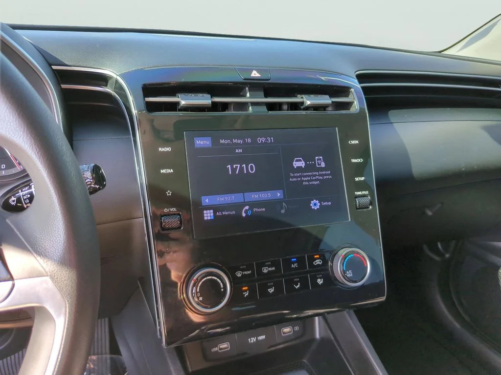 Used 2023 Silver Hyundai SE image 19